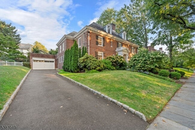 Building Photo - 655 Lake St