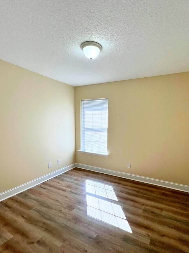 Building Photo - Updated 3/2 close to I95