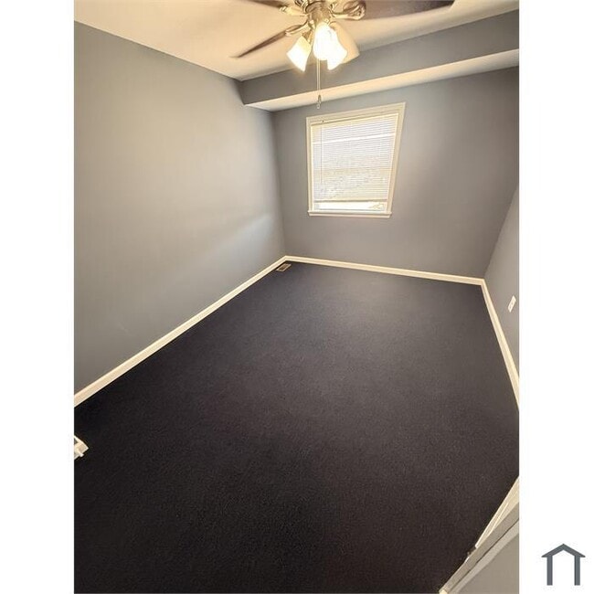 Building Photo - 3 bedroom with Parking