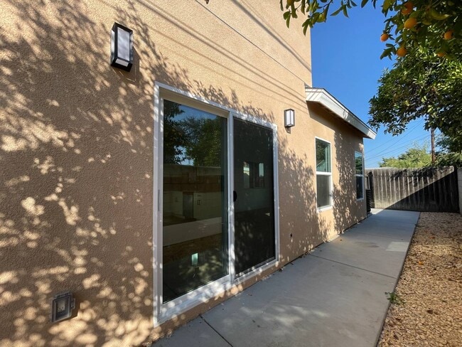 Building Photo - 540 W Elm Ave