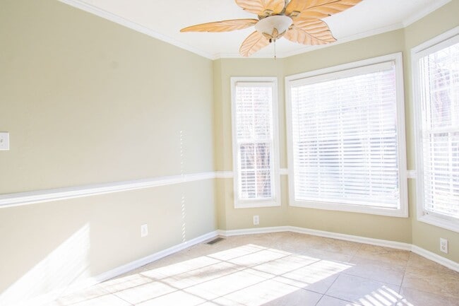 Building Photo - 3 Bedroom 2.5 Bathroom with Bonus Room!