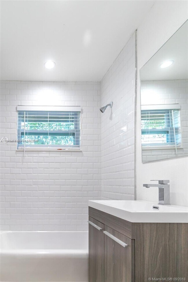 Building Photo - 2201 NE 14th Ave