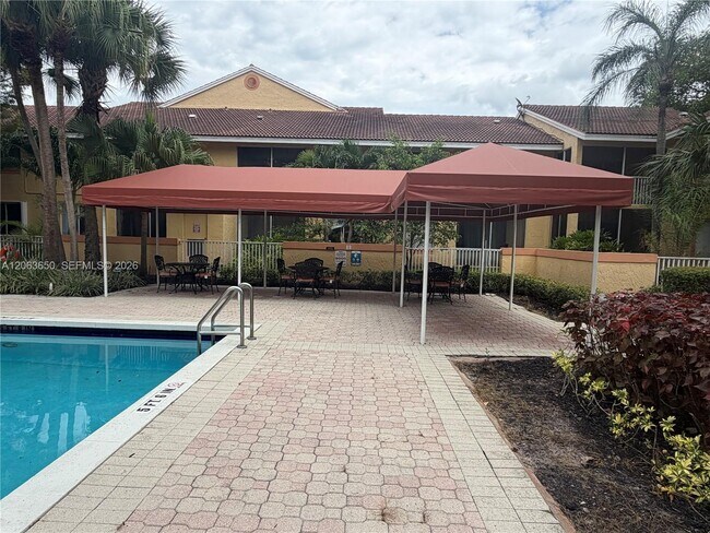 Building Photo - 1012 Coral Club Dr