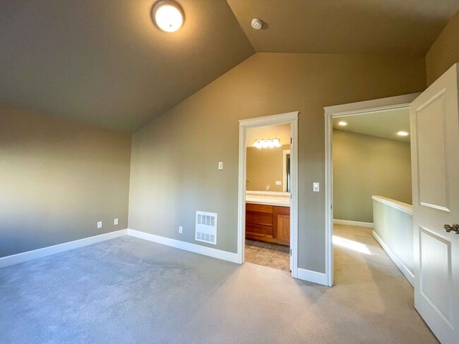 Building Photo - 2Bd/2.5Ba Seattle Townhouse