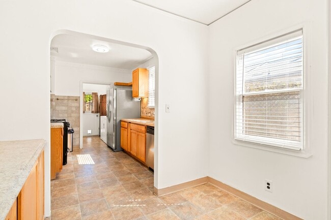Building Photo - Charming Oakland Oasis with Detached Works...