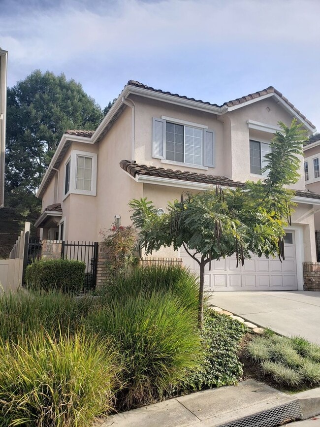 Building Photo - ***SPACIOUS 4 BEDROOM | 3 BATH TOWNHOUSE W...