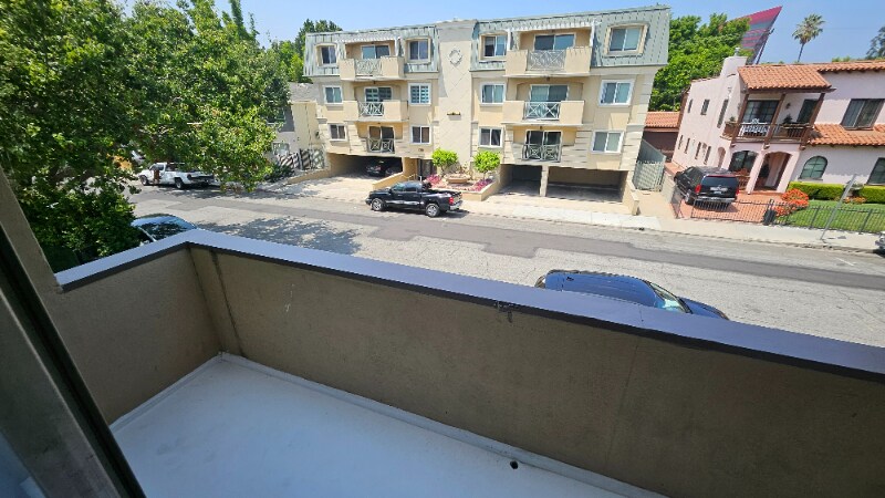 Building Photo - 638 N W Knoll Dr
