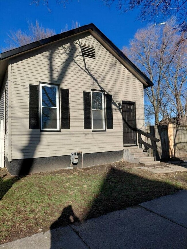 Building Photo - 220 Wasaon St