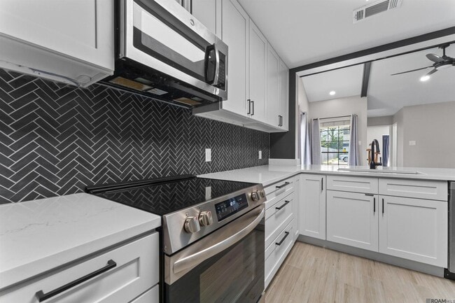 Building Photo - 15613 Shenandoah Square Ave.