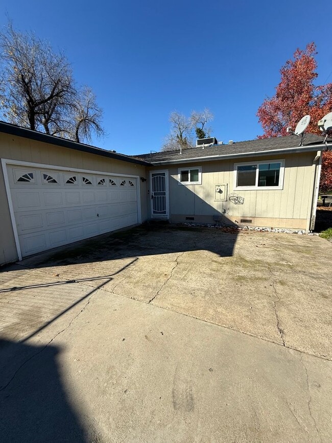 Building Photo - 3-bedroom, 2-bathroom home in Redding Updated Interior!