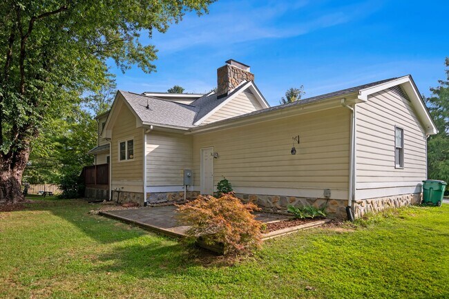 Building Photo - 2000 Broken Oak Dr
