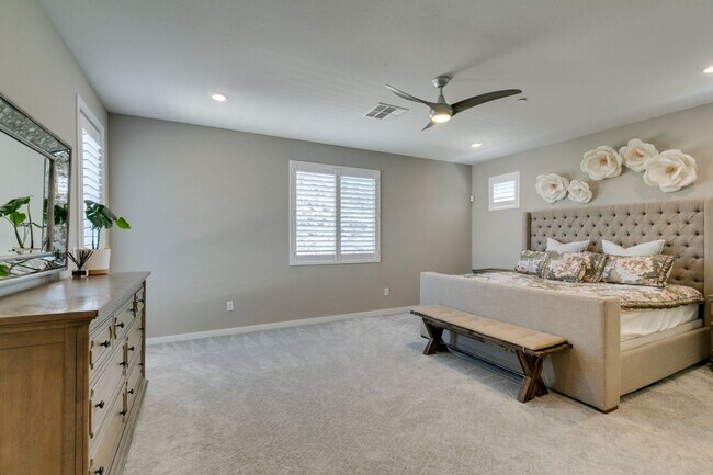 Building Photo - Luxury Rental with Mountain Views in Gated Henderson Community