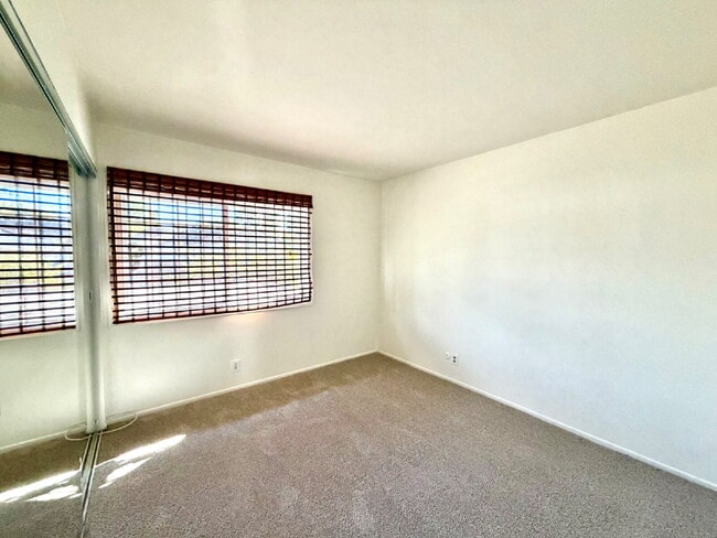 Building Photo - Great location in Lake Forest!