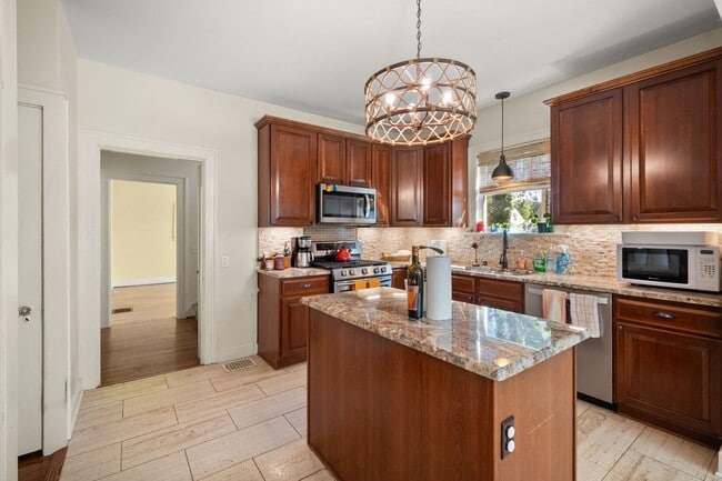 Building Photo - 4 Bed 2.5 Bath Home with a large backyard ...