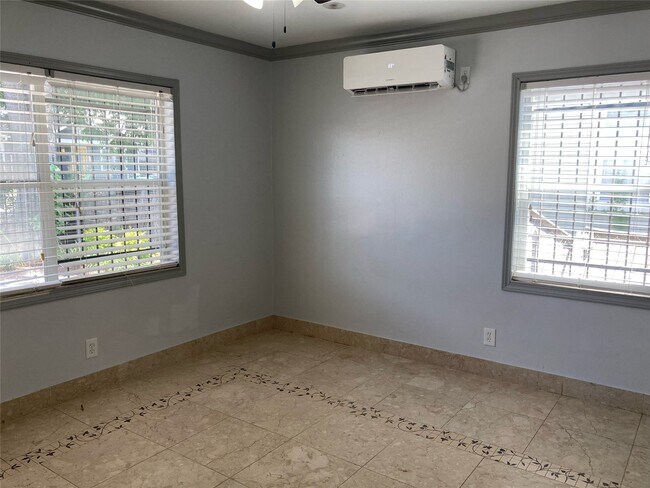 Building Photo - 1339 Idylwild St