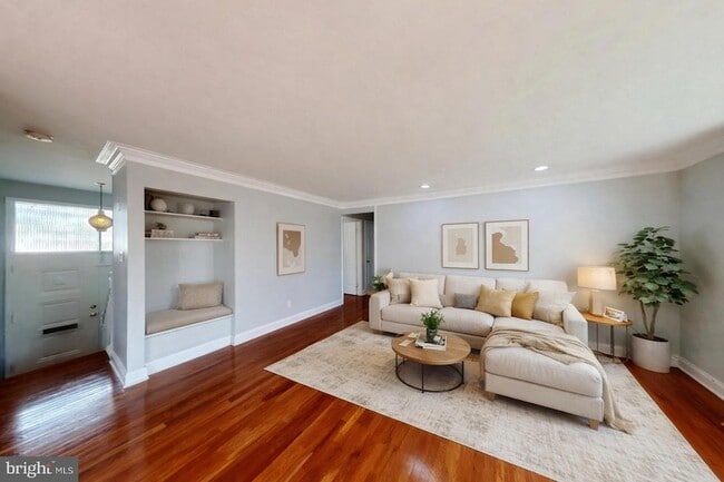 Building Photo - 1012 Loxford Terrace