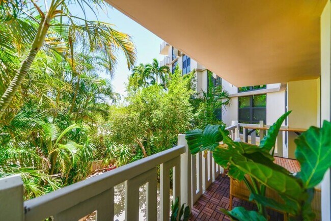 Building Photo - 1121 Crandon Blvd