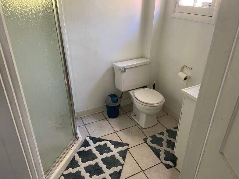 Building Photo - 256 Warner St