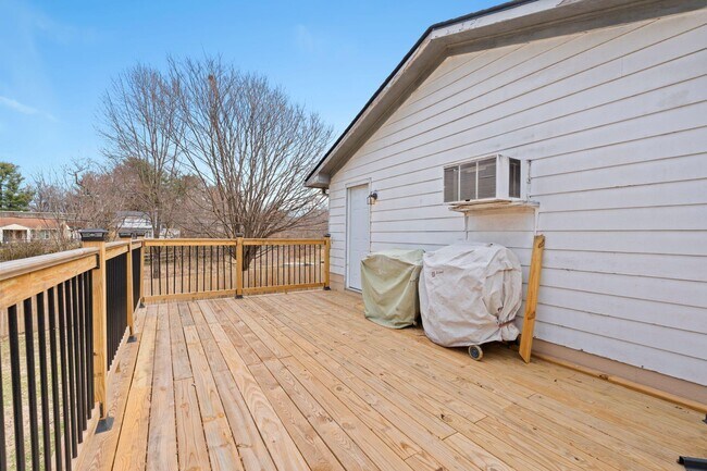 Building Photo - 562 Lone Oak Dr