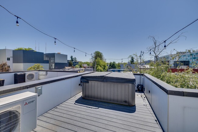 Building Photo - Townhouse in perfect Capitol Hill location!