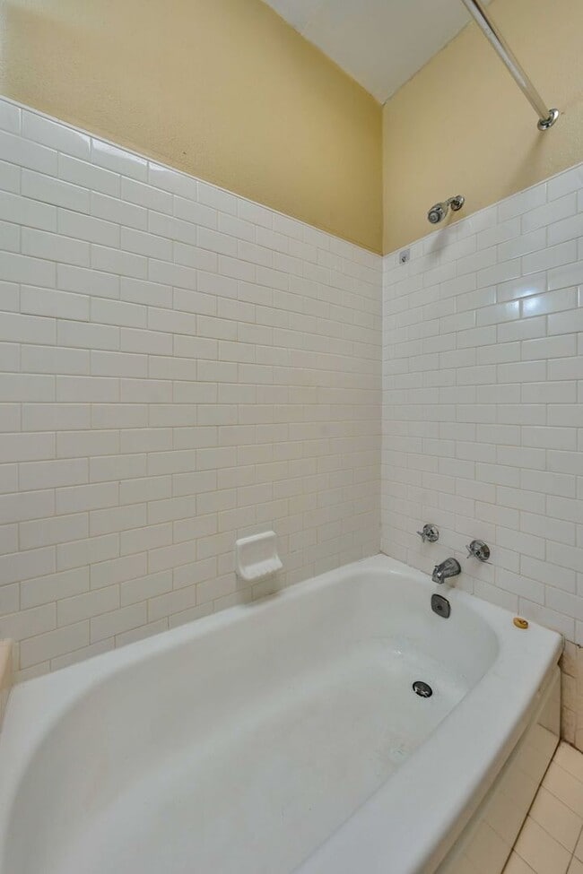 Building Photo - Charming Midtown 1-Bedroom Apartment with ...
