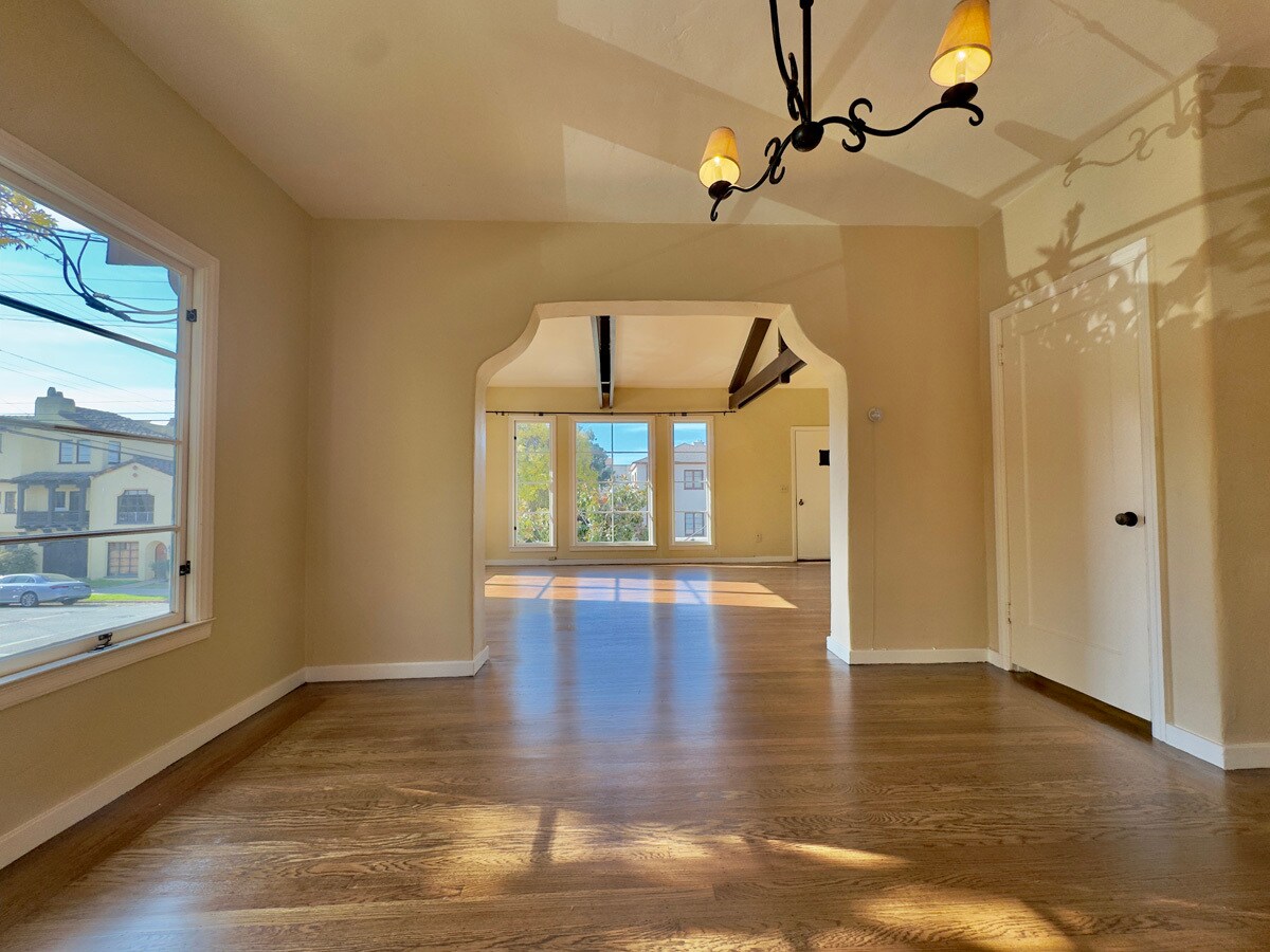 Building Photo - 1645 Scenic Ave