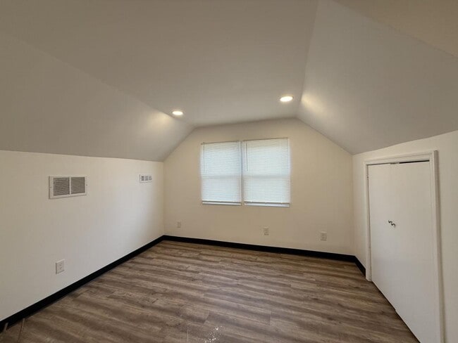 Building Photo - 1144 York Rd