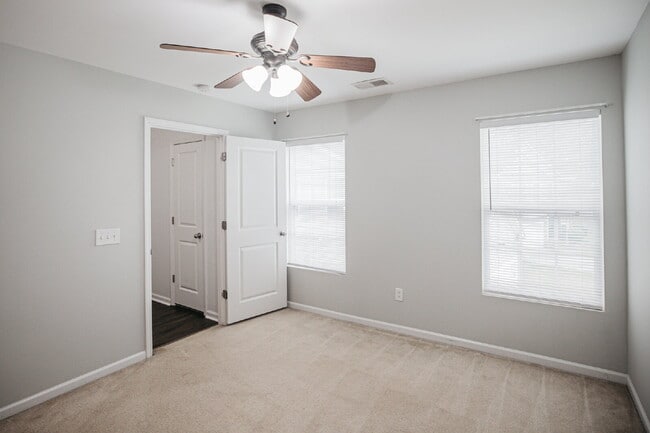 Building Photo - 4 Bed/2.5 Bath/Primary downstairs