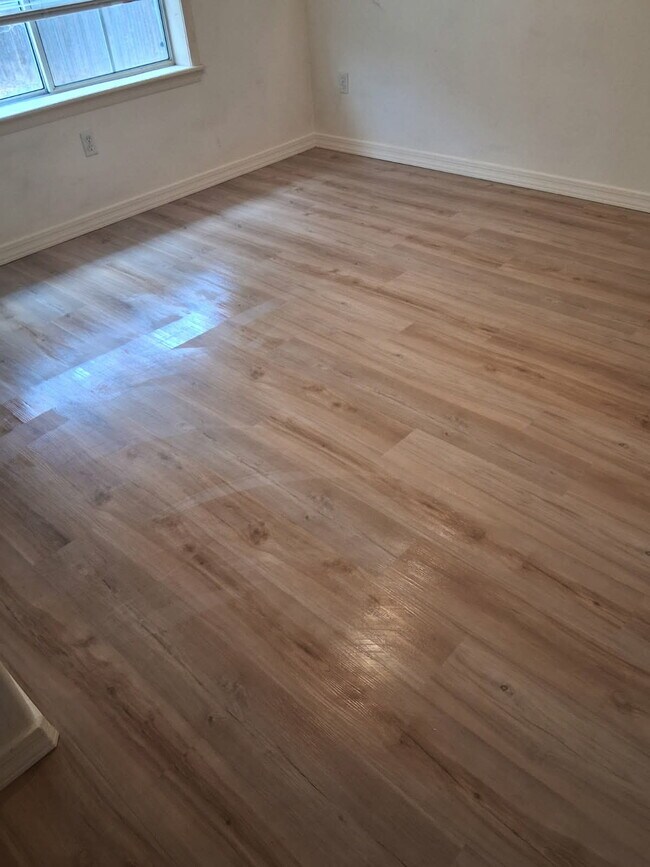 Building Photo - 1650 W Nikolaus