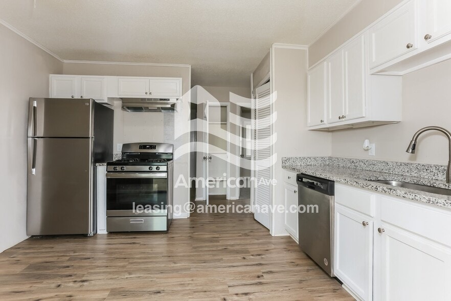 Building Photo - 922 W 54th St