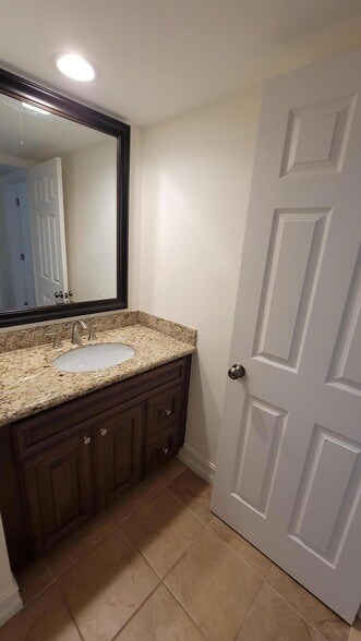 Building Photo - 117 1st Ct