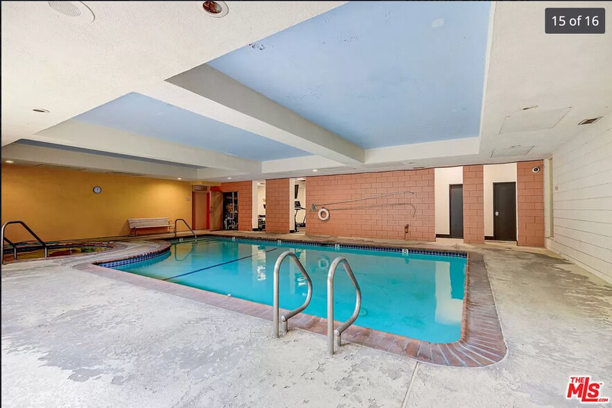 Community Pool Spa - 1010 N Kings Rd