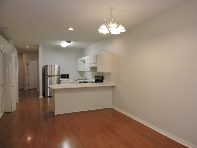 Building Photo - Easy access to interstate, shopping & hospitals!