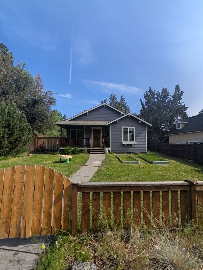 Building Photo - Beautifully Remodeled 3 Bed/2 Bath on Bend...