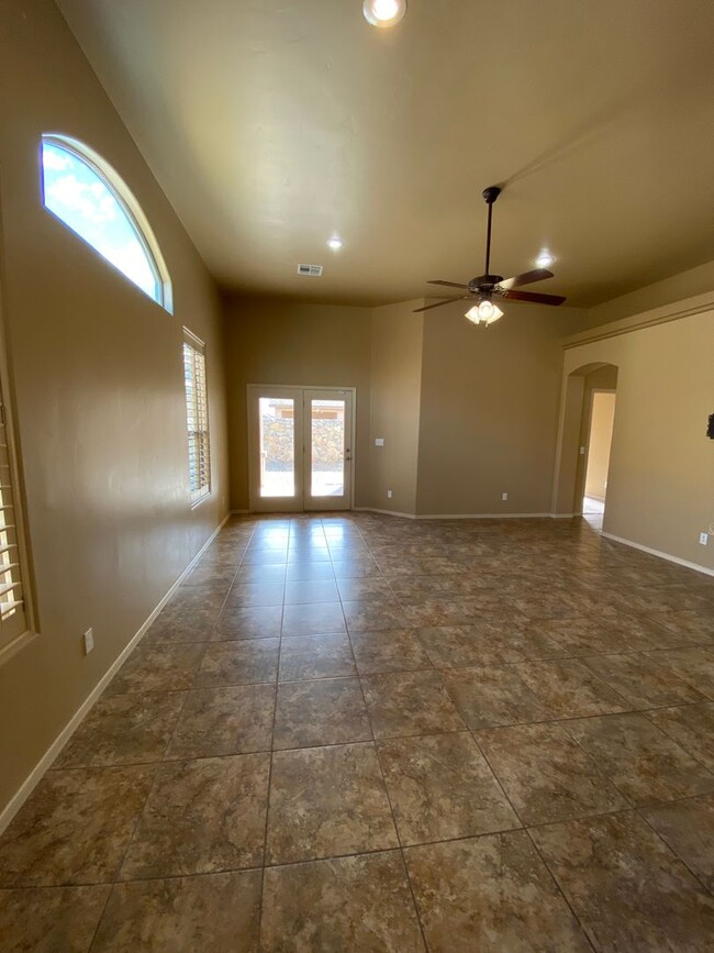 Building Photo - Gorgeous Home, New Carpet & Great Location!