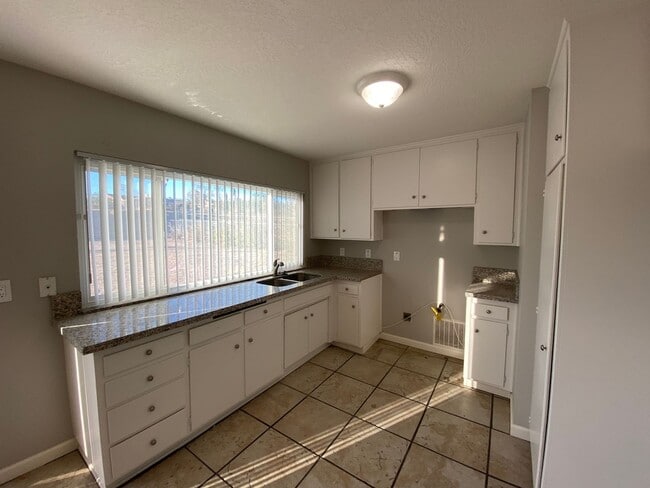 Building Photo - 3 BEDROOM 2 BATH HOUSE LOCATED CLOSE TO SC...