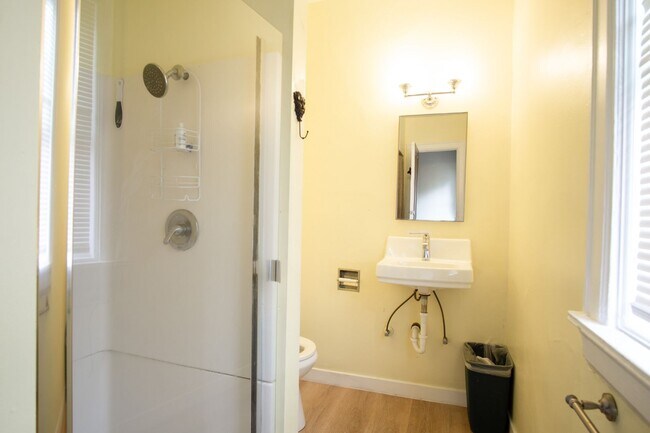 Building Photo - Flexible Leases! Corner Single Room in Dar...