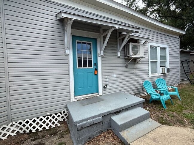 Building Photo - Pensacola - Downtown - 1 bedroom, 1 bathroom - partial utilities included