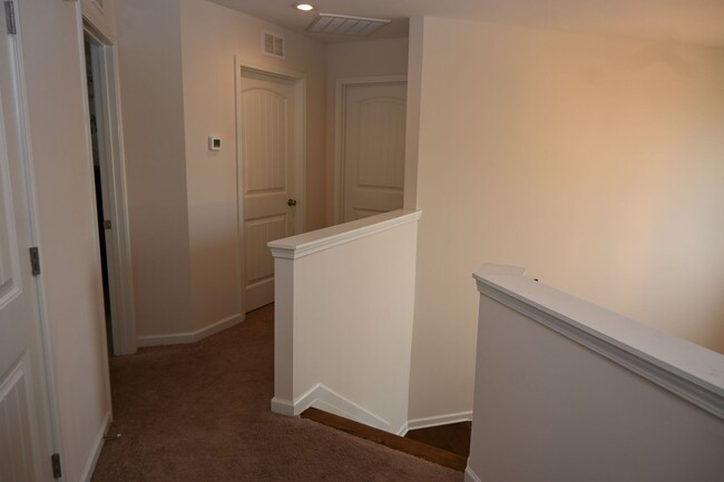 Building Photo - 4 bedroom 2.5 bath