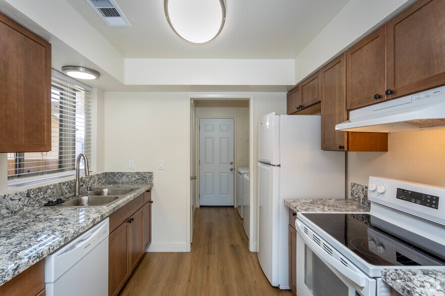 2BR, 1.5BA - 1,125SF - Kitchen - Laguna Knolls