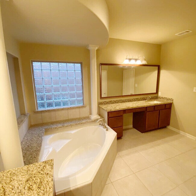 Building Photo - 710 Streamwood Ln