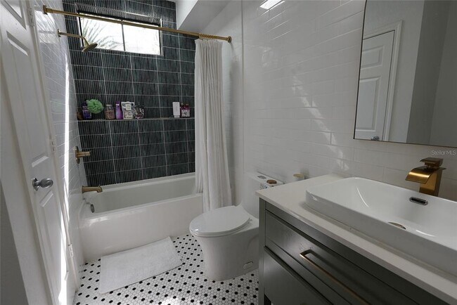 Building Photo - 911 N Orange Ave