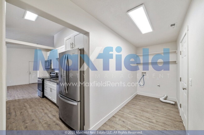 Building Photo - Upstairs Unit -3BD 2BA Unit Near Costco and High School