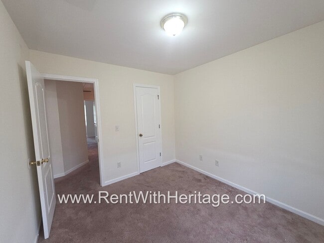Building Photo - Fantastic 4bd/2.5ba Townhome/ Swim Tennis/ Great Location