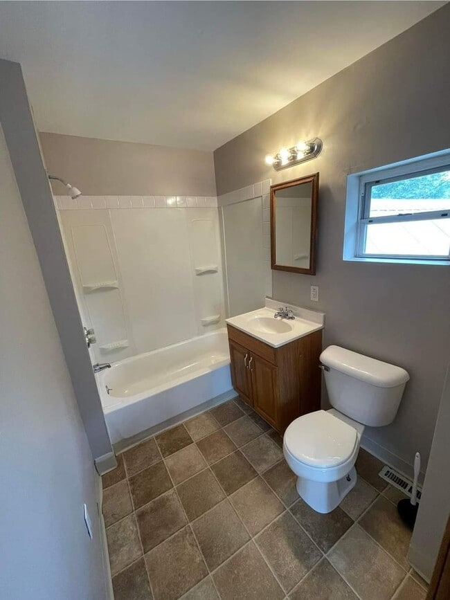 Building Photo - Beautiful newly remodeled 2 bed - 2 full baths!!!