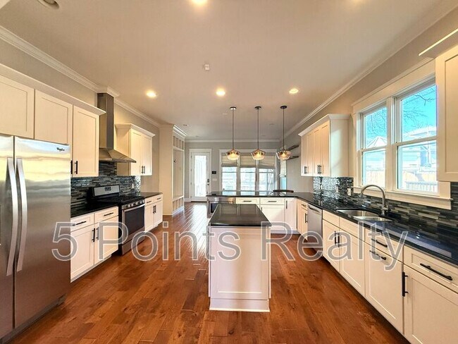 Building Photo - 2209 10th Ave S