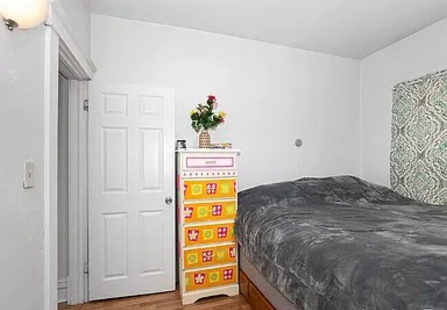 Building Photo - 1318 Division St