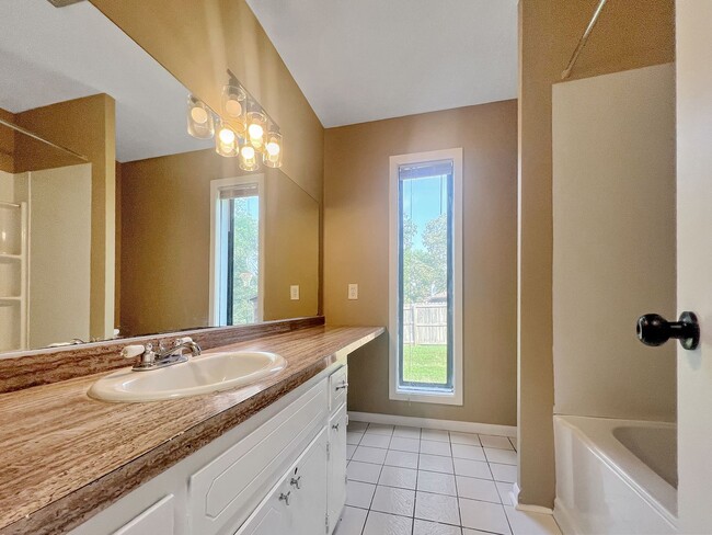 Building Photo - For Rent – 3 Bed / 2 Bath Home