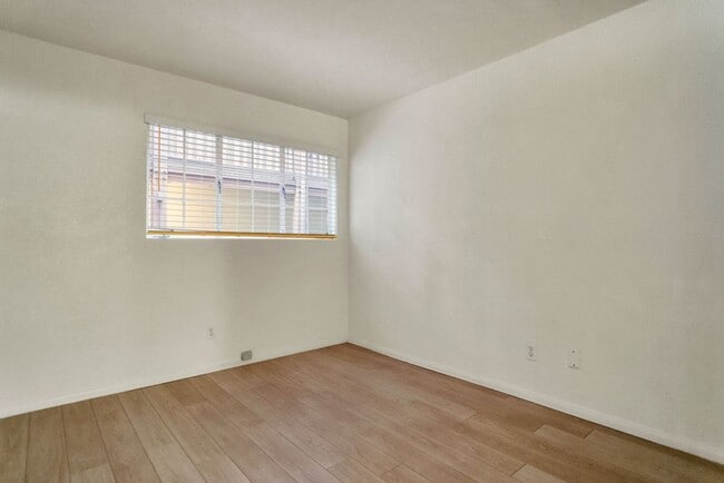 Building Photo - 2600 Torrey Pines Rd