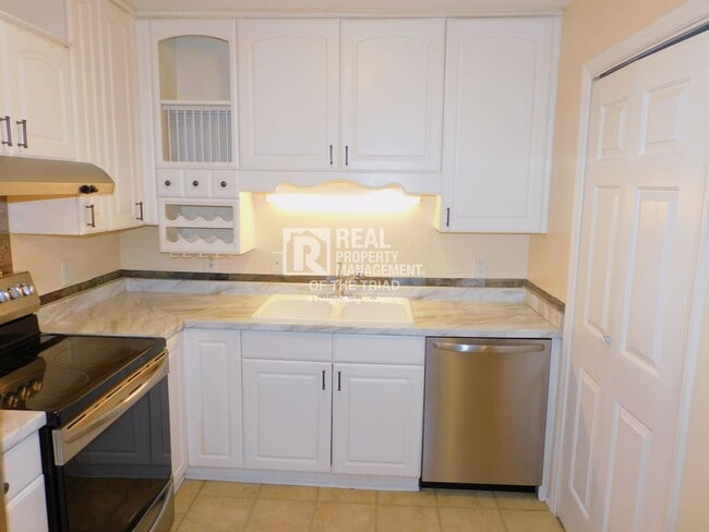 Building Photo - Charming 3 Bedroom/1.5 Bath in Browns Summ...